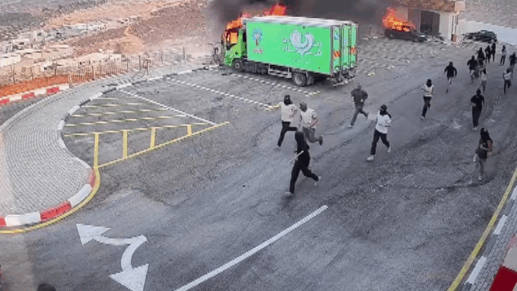 Batı Şeria'da fabrikadaki kamyonlar yakıldı; o anlar kamerada