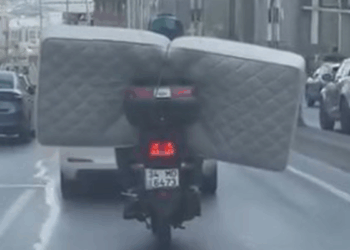 Beylikdüzü'nde motosiklet ile yatak taşıdı