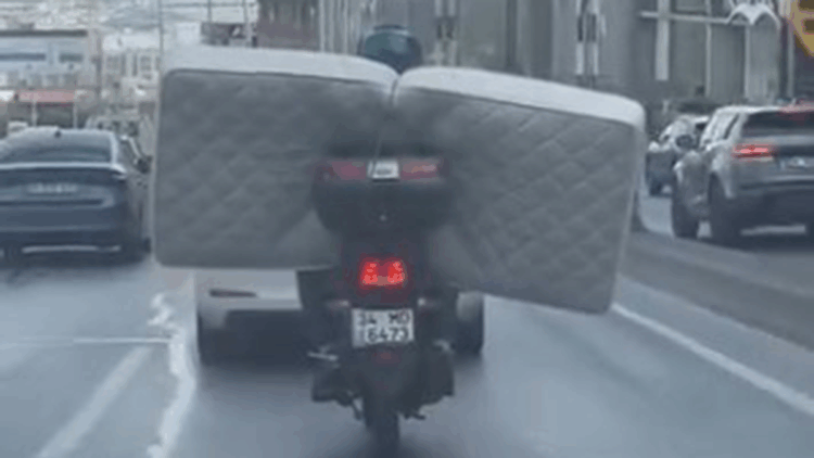 Beylikdüzü'nde motosiklet ile yatak taşıdı