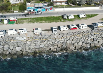 Beylikdüzü'nde sahil şeridi karavan parkına döndü; mahalleli tepkili