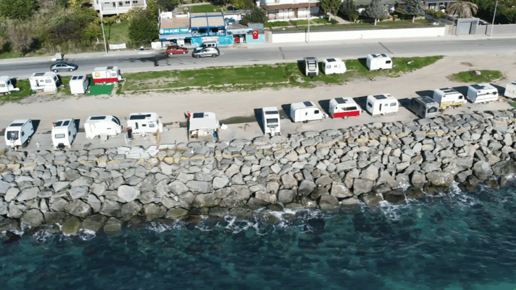Beylikdüzü'nde sahil şeridi karavan parkına döndü; mahalleli tepkili