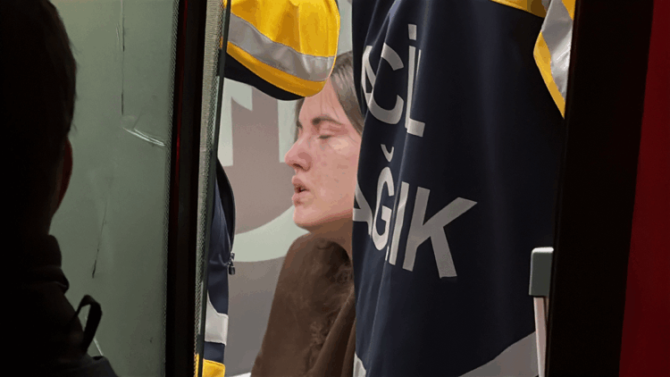 Beyoğlu'nda 2 katlı binada çıkan yangında mahsur kalan 4 kişi kurtarıldı