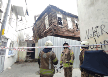 Beyoğlu'nda metruk binada kısmi çökme meydana geldi