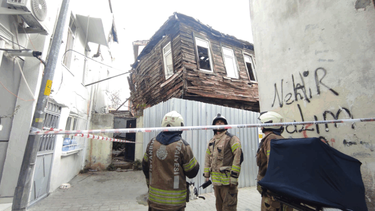 Beyoğlu'nda metruk binada kısmi çökme meydana geldi
