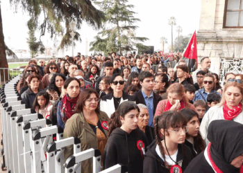 Binlerce yurttaş Dolmabahçe Sarayı'nda Atatürk'ü andı