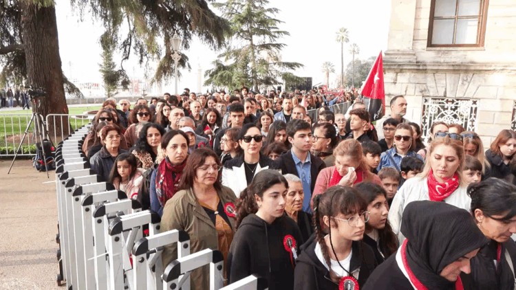 Binlerce yurttaş Dolmabahçe Sarayı'nda Atatürk'ü andı