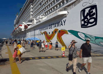 Bodrum'a 10 ayda deniz ve havadan 1 milyonu aşkın turist geldi