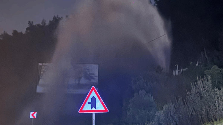 Bodrum'da ana isale hattı patladı, tonlarca su boşa aktı