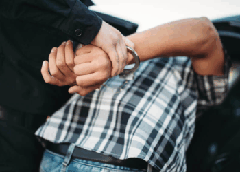 Boşandığı kadını tehdit edip, boğazına bıçak dayadı