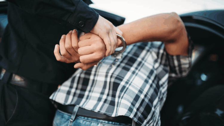 Boşandığı kadını tehdit edip, boğazına bıçak dayadı