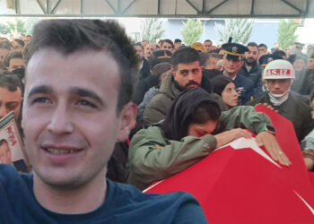 Şehit Burak Özkan'ın babası tabutunu ve fotoğrafını öpüp gözyaşı döktü