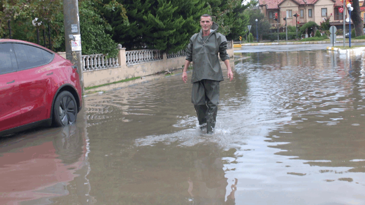 Burhaniye'de sağanak; yollar göle döndü, evleri su bastı