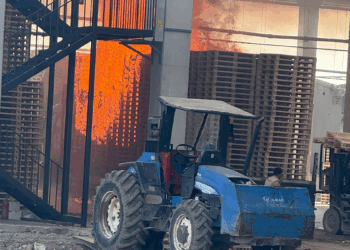 Bursa'da palet fabrikasında yangın; 1 yaralı
