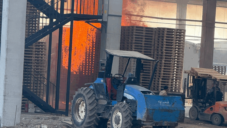 Bursa'da palet fabrikasında yangın; 1 yaralı