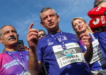 İstanbul maratonunun ev sahibi, burayı 12 metrekarelik bir hücreden izliyor