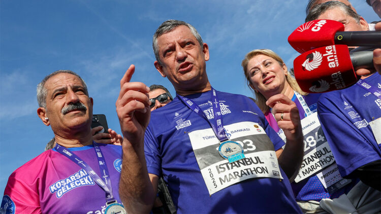 İstanbul maratonunun ev sahibi, burayı 12 metrekarelik bir hücreden izliyor