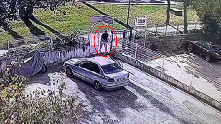 Cinayetin ardından elindeki kanı çimlere silmiş