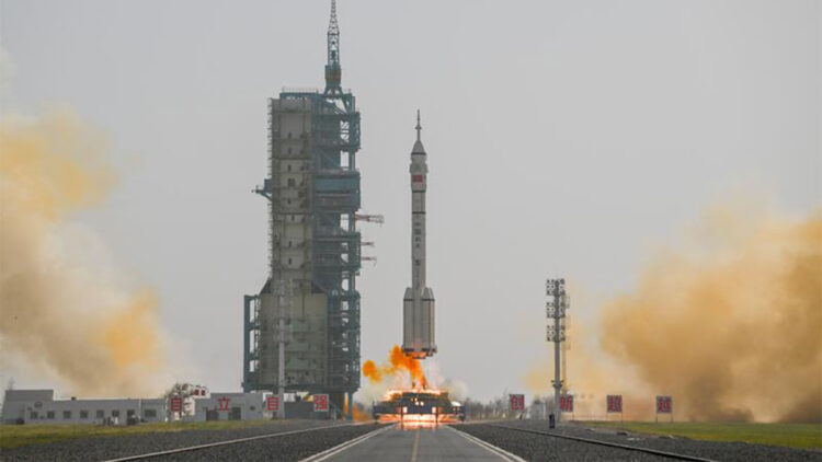 Çin'in ‘Uzun Yürüyüş-2F’ roketi uzaya gönderildi