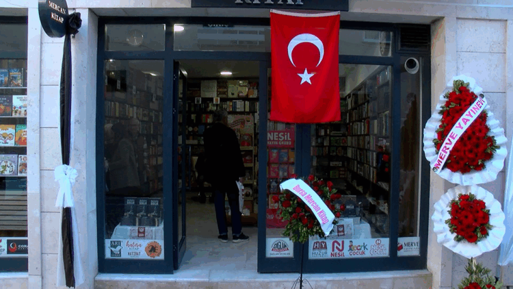 Cağaloğlu Kitapçılar Sokağı yenilenen yüzüyle açıldı