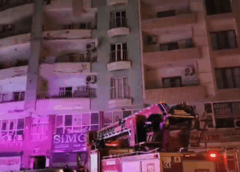Çakmakla oynarken yangına neden oldular; 2 kişi dumandan etkilendi