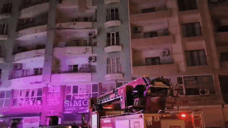 Çakmakla oynarken yangına neden oldular; 2 kişi dumandan etkilendi