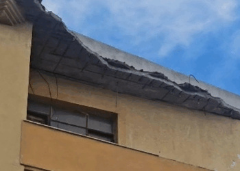 Çanakkale'de 5 katlı binanın çatısının bir kısmı sağanak nedeniyle çöktü