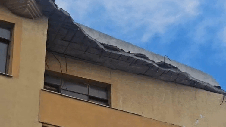 Çanakkale'de 5 katlı binanın çatısının bir kısmı sağanak nedeniyle çöktü