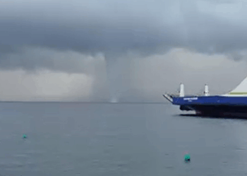 Çanakkale'de denizde oluşan hortum kamerada