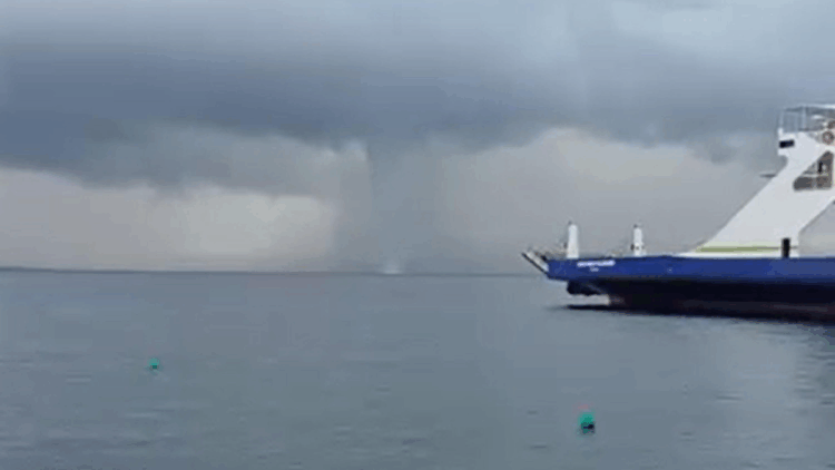 Çanakkale'de denizde oluşan hortum kamerada