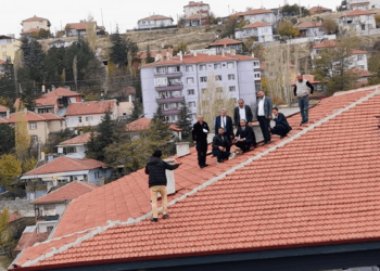 Çankırı’da çatıya çıkan kişiyi, AK Parti İl Başkanı Koray Erdoğan ikna etti