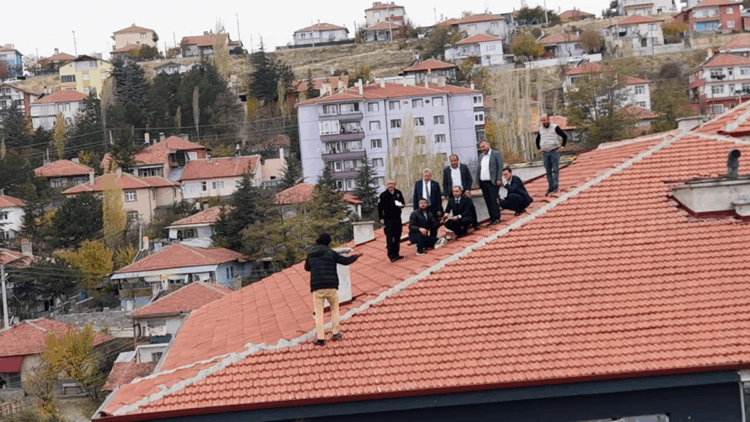 Çankırı’da çatıya çıkan kişiyi, AK Parti İl Başkanı Koray Erdoğan ikna etti