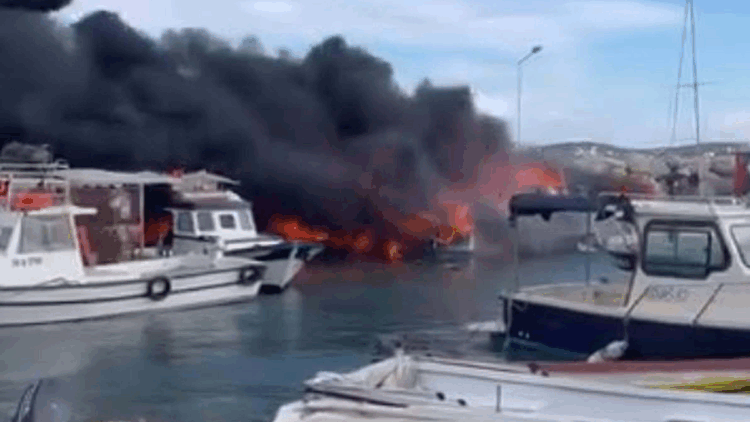 Çeşme'de 7 tekne yandı