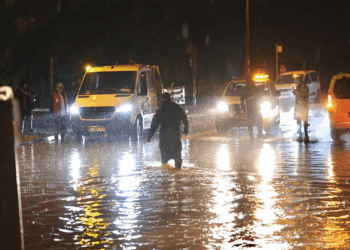 Çeşme'de kuvvetli sağanak, hayatı olumuz etkiledi