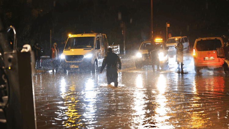 Çeşme'de kuvvetli sağanak, hayatı olumuz etkiledi
