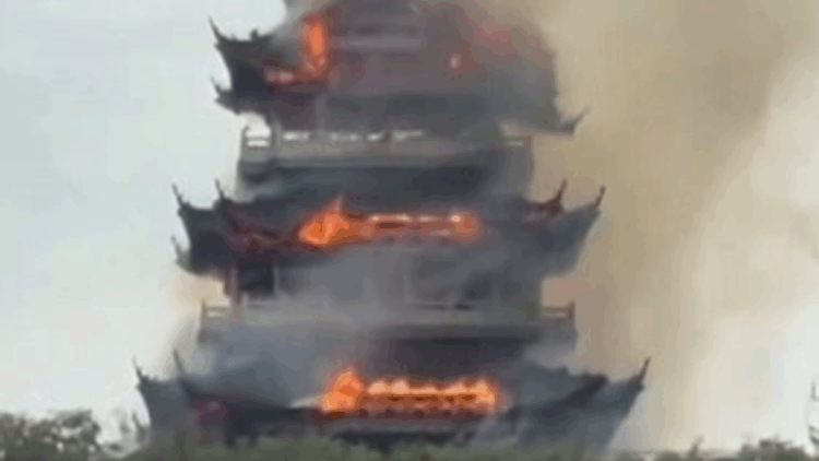Çin’deki tarihi Yongqing Tapınağı'nda yangın çıktı