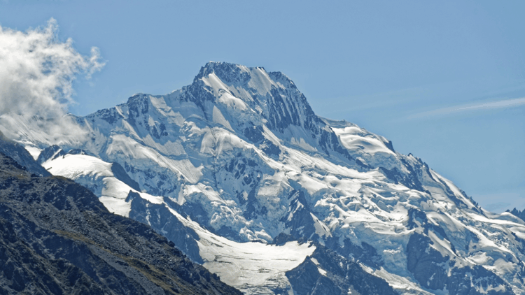 Cook Dağı'na tırmanan 2 kişi, hayatını kaybetti