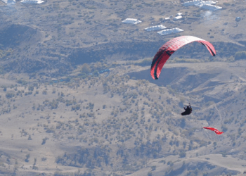 Cudi Dağı'nda yamaç paraşütü yaptılar; pilotlar Türk bayrağı açtı