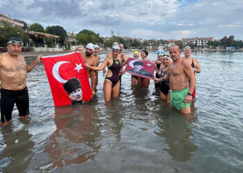 Yüzme sporcuları 'Bir Çift Mavi Gözün Işığında' sloganıyla kulaç attı