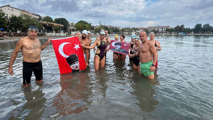 Yüzme sporcuları 'Bir Çift Mavi Gözün Işığında' sloganıyla kulaç attı