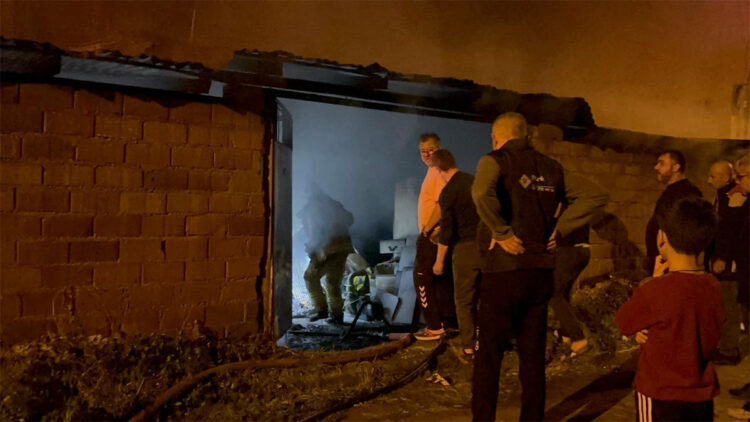 Depoda çıkan yangında traktör ve tarım malzemeleri kullanılamaz hale geldi