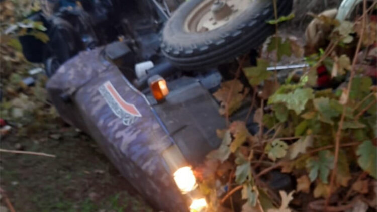 Devrilen traktörün altında kalan emekli öğretmen öldü