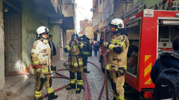 Diyarbakır'da apartman yangını: 13 kişi dumandan etkilendi