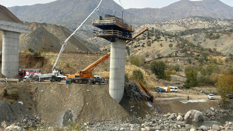 Diyarbakır'da viyadük inşaatında iskele çöktü; 3 ölü