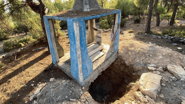 Define avcıları, 300 yıllık Oyuk Baba Ereni mezarını kazarak tahrip etti