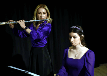 Defne, prematüre doğduğu hastanede doktoruyla sahne aldı