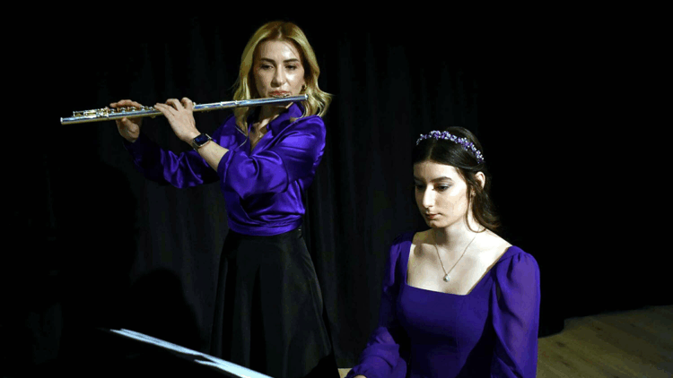 Defne, prematüre doğduğu hastanede doktoruyla sahne aldı