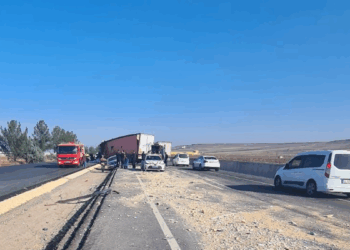 Diyarbakır'da 3 aracın karıştığı kaza; 1'i ağır 3 yaralı