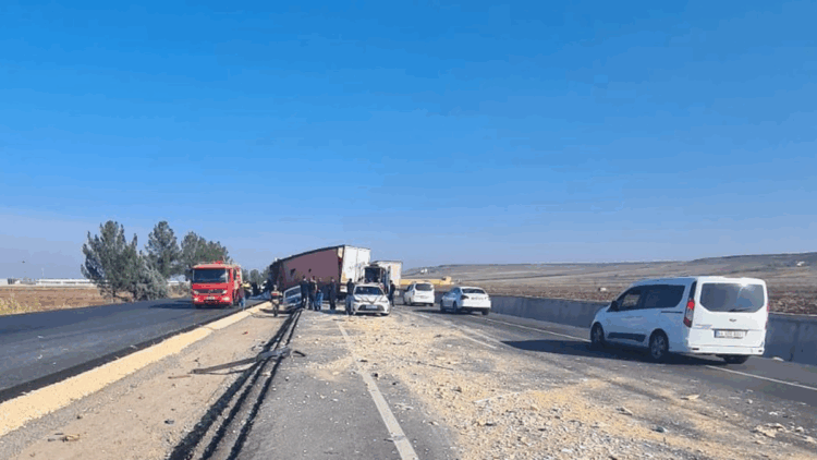 Diyarbakır'da 3 aracın karıştığı kaza; 1'i ağır 3 yaralı