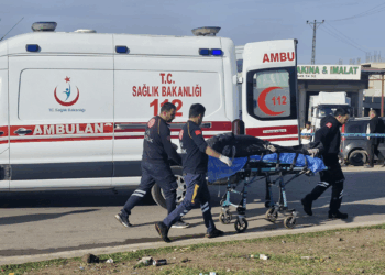Diyarbakır'da 3 aracın karıştığı kaza kamerada; 2 ölü, 3 yaralı