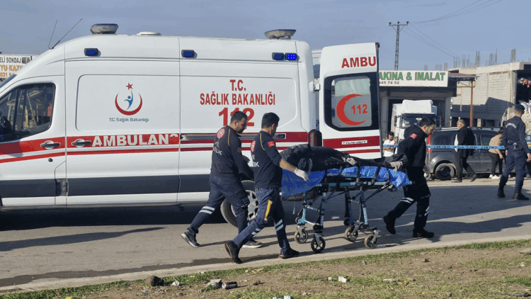 Diyarbakır'da 3 aracın karıştığı kaza kamerada; 2 ölü, 3 yaralı